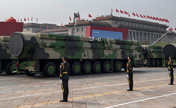 2019年10月1日，中共的东风-41洲际导弹在北京的阅兵仪式上。（Kevin Frayer/Getty Images）