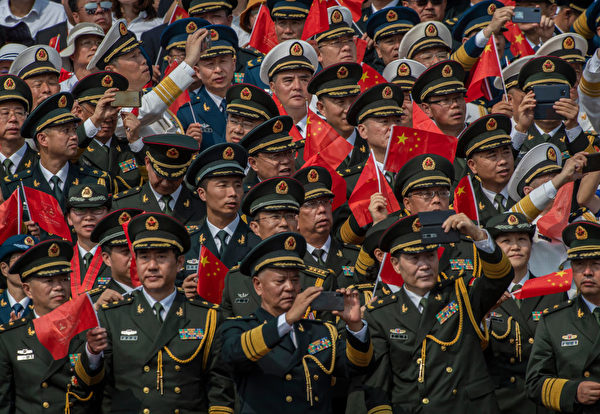 2019年10月1日，中共军队的军官们在观看阅兵仪式。 （Kevin Frayer/Getty Images）