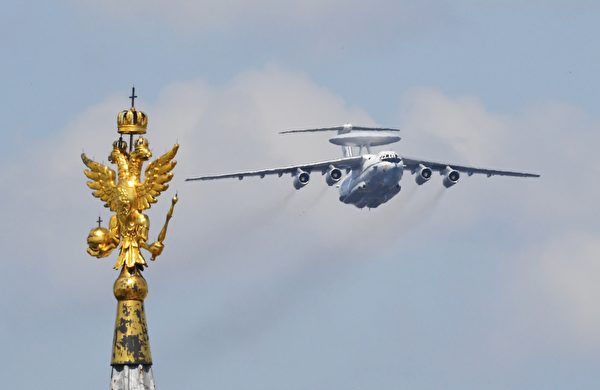 2020年6月24日，一架俄罗斯的A-50预警机飞过莫斯科红场。（Evgeny Biyatov - Host Photo Agency via Getty Images）