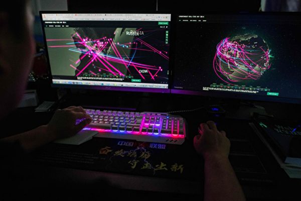 2020年8月4日，一个匿名的黑客组织Red Hacker Alliance成员在中国东莞的办公室内监控着全球的网络攻击。（Nicolas Asfouri/AFP via Getty Images）