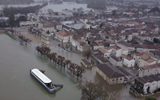 组图：暴雨成灾 法国多地遭遇洪水泛滥