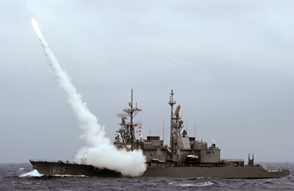 台湾的纪德级驱逐舰试射标准2型导弹。（Sam Yeh/AFP via Getty Images）