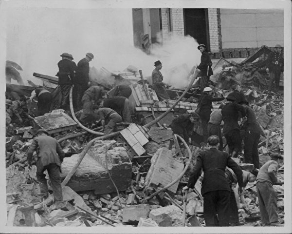 二战期间，德国的空袭了击中伦敦的一所学校，警察和消防员等正在救援。（Keystone/Archive Photos/Getty Images）