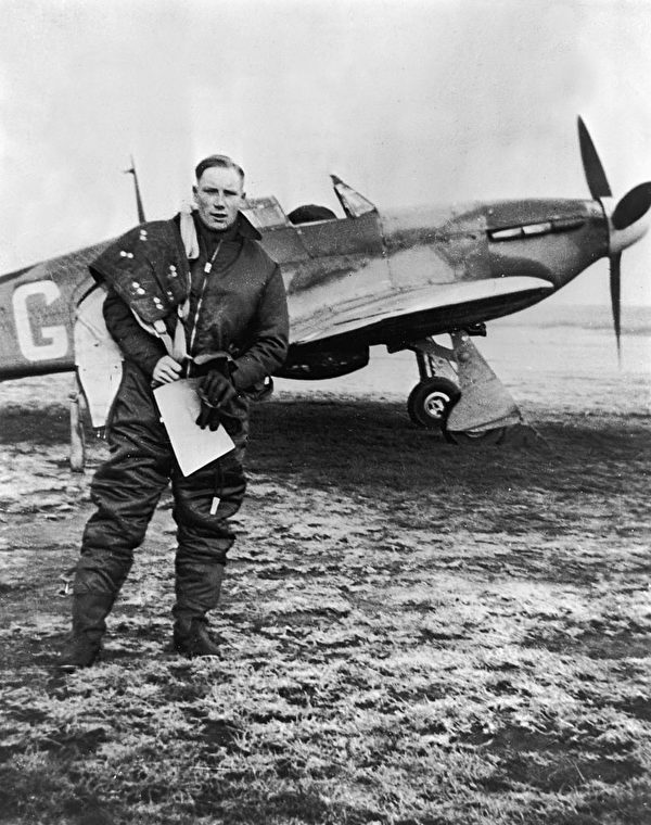 1940年，英国皇家空军飞行员道格拉斯•霍恩（Douglas Horne）在泰晤士河口对德国空军的一次出击后，返回基地。 （Hulton Archive/Getty Images）