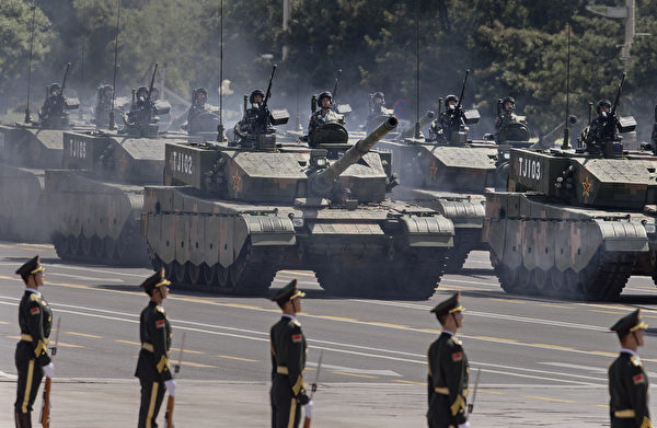 2015年9月3日，中共军队在北京阅兵，坦克正在开进天安门广场。（Kevin Frayer/Getty Images）