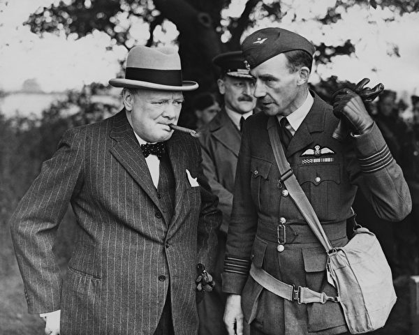 1940年6月，英国首相温斯顿•丘吉尔（Winston Churchill，左）访问皇家空军战斗机部队。（Central Press/Archive Photos/Getty Images）