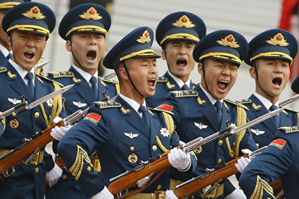 2017年11月9日，时任美国总统川普访问北京，中共军队仪仗队在欢迎仪式高喊口号。（Thomas Peter-Pool/Getty Images）