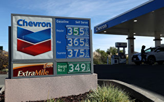 美国人自驾游开始前 油价冲向每加仑三美元