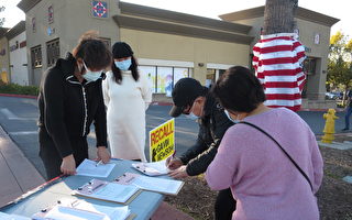 在罷免紐森徵簽活動中的華裔志願者