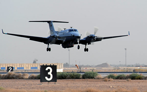 2016年1月21日清晨，一家MC-12侦察机降落在伊拉克的巴拉德联合基地。（美国空军）