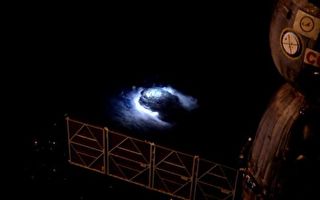 國際太空站首次觀察到直衝雲霄藍色閃電