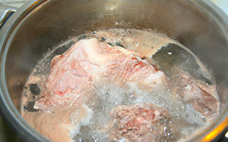 如何通過飛水、加調味料等方法正確給肉類去腥味？(Shutterstock)