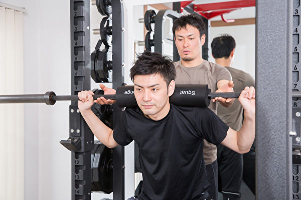 重訓若有教練指導，可避免受傷且鍛練更有效率。(Shutterstock)
