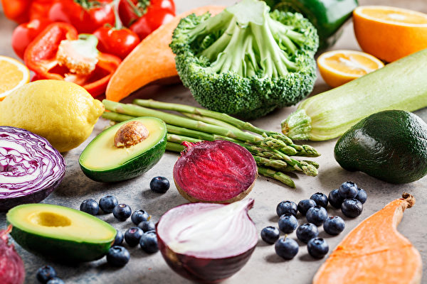 七色食物含有丰富的多酚或维生素A、C、E等抗氧化物质。(Shutterstock)