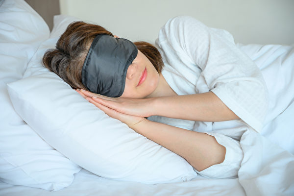 睡眠能提升免疫功能，還讓新冠疫苗效力更好。(Shutterstock)