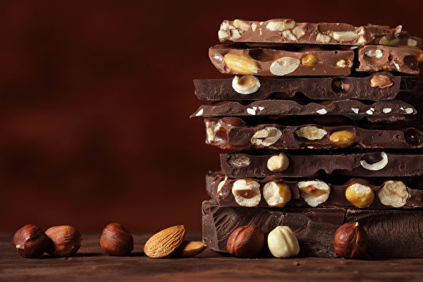 坚果加黑巧克力是一种健康零嘴的组合。(Shutterstock)