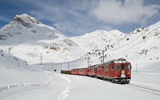 印度火车停靠白雪皑皑的山区 引人入胜