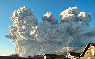 组图：印尼火山喷发 烟尘冲天高达五千米