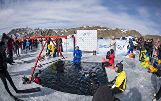 创纪录 俄国男子贝加尔湖冰下潜水80米深