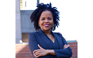 波士頓首位非裔女市長Kim Janey就職