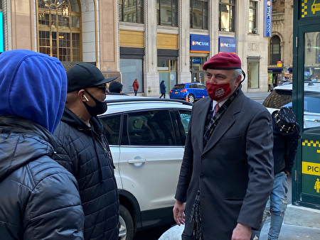 共和黨紐約市長參選人、非營利組織創建者、媒體人Curtis Sliwa15日在賓州車站前與市民交談。