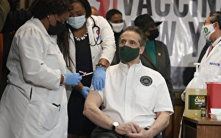 紐約州長庫默接種強生疫苗