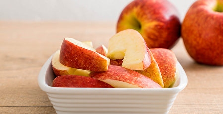 苹果富含水溶性纤维，可促进排便、排毒，有助减肥。(Shutterstock)