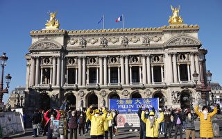巴黎廣場 民眾簽名反對中共迫害法輪功