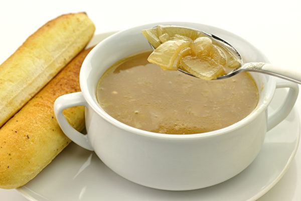 感冒时喝洋葱汤，有助疏缓感冒，让体力恢复较快。(Shutterstock)