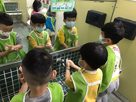 中华汽车幼儿园落实手部清洁。
