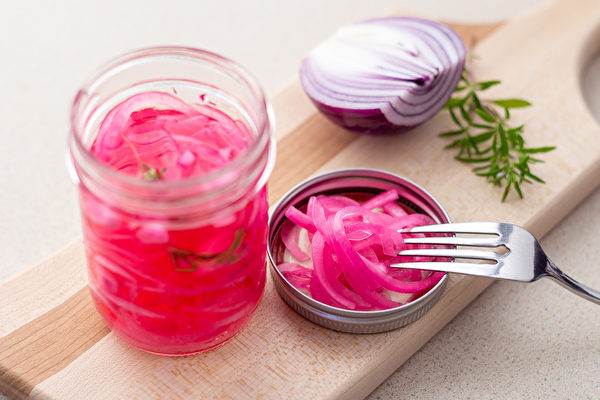 紫皮洋葱加无糖醋所做的醋洋葱，保健效果最好。(Shutterstock)