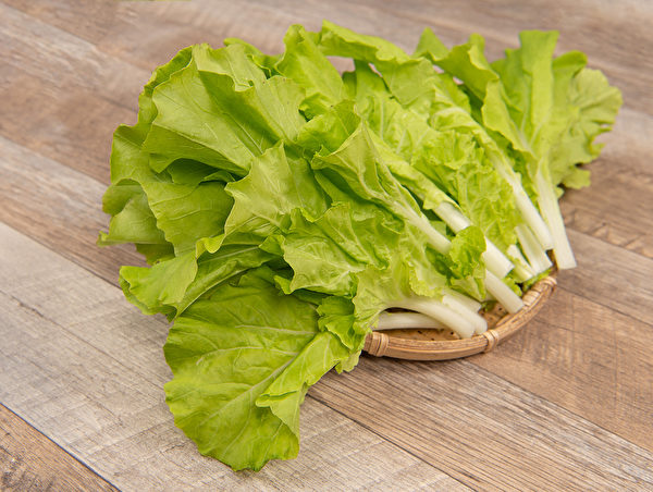小白菜是台灣的國民蔬菜，不僅是許多街頭美食的配菜，還富含鈣質和解毒的營養素。(Shutterstock)