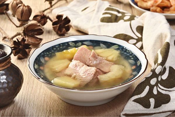 凤梨苦瓜鸡汤可当减肥料理，因凤梨和苦瓜都有助脂肪代谢。(Shutterstock)