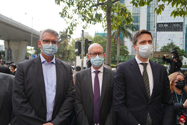 3月1日上午，香港47名泛民主派人士在西九龍裁判法院提堂。歐盟駐香港辦事處代表到場，圖中間為副辦事處主任韋理斯（Charles Whiteley）。（余鋼/大紀元）