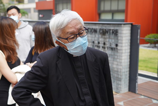 3月1日上午，香港47名泛民主派人士在西九龍裁判法院提堂。天主教香港教區榮休主教陳日君到場聲援。（余鋼/大紀元）