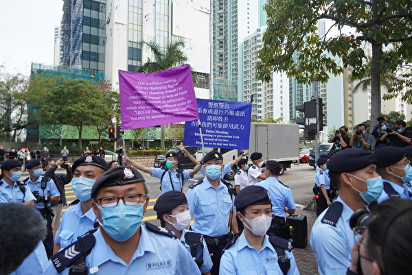3月1日，警方舉起紫旗警告市民。（余鋼/大紀元）
