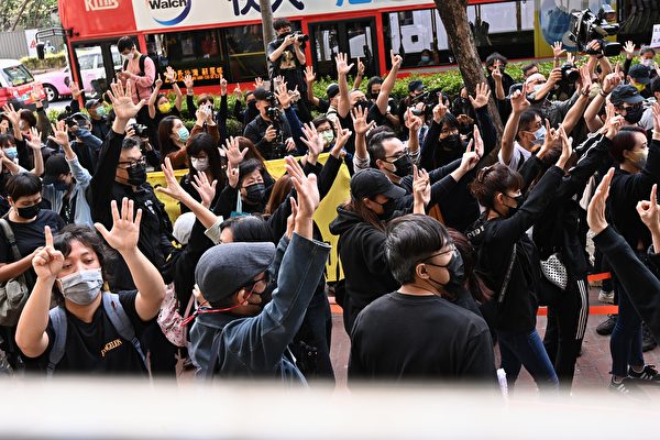 3月1日上午，香港47名泛民主派人士在西九龍裁判法院提堂。法院外市民舉起五一手勢，表示「五大訴求，缺一不可」。（宋碧龍/大紀元）