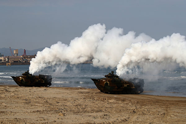 2020年1月14日，韩国海军陆战队的攻击两栖车（KAAV）在浦项海滨军事基地训练。（Chung Sung-Jun/Getty Images）