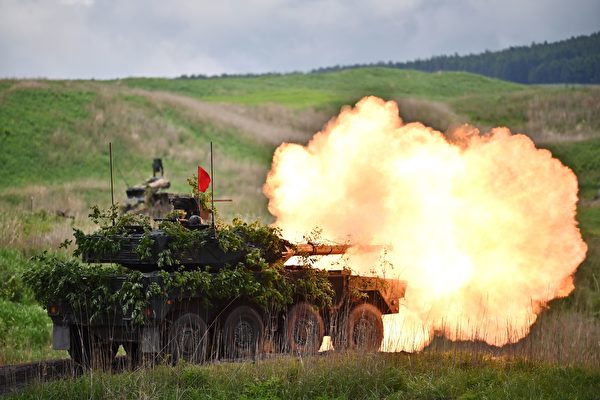2020年5月23日，日本的16式装甲战车在演习中射击。（Charly Triballeau/POOL/AFP via Getty Images）