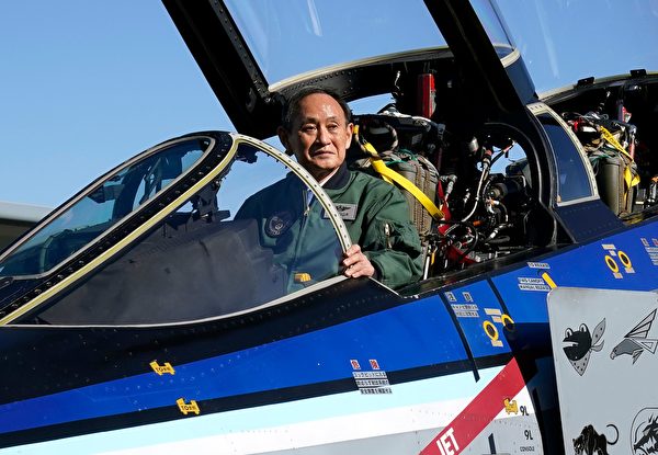 2020年11月28日，日本首相菅义伟视察日本空中自卫队的入间空军基地。（Kimimasa Mayama/POOL/AFP via Getty Images）