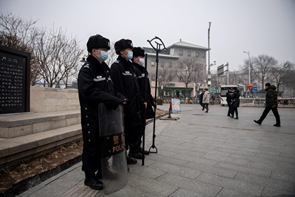 中共兩會之際，北京連續陰霾天。圖為3月5日北京人民大會堂附近，可見陰霾天氣狀況。（NICOLAS ASFOURI/AFP via Getty Images）