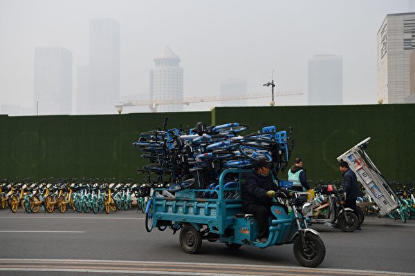 中共全国政协会议结束的今日（3月10日），北京又是重度阴霾天。图为2021年3月10日的北京。（ GREG BAKER/AFP via Getty Images）