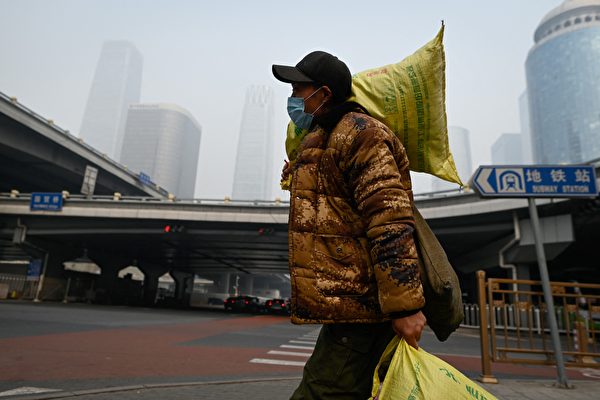 中共全国政协会议结束的今日（3月10日），北京又是重度阴霾天。图为2021年3月10日北京街头。（ WANG ZHAO/AFP via Getty Images）