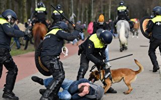 【疫情3.14】荷兰抗议封锁  警方使用水炮警犬