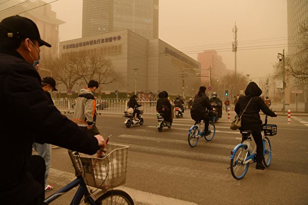 3月15日，北京市出現沙塵暴，滿天黃沙、遮天蔽日。圖為3月15日北京市的情況。（GREG BAKER/AFP via Getty Images）
