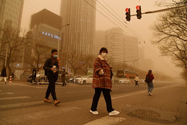 今天（3月15日），北京市被漫天黄沙笼罩，空气污染已达严重污染水平。图为3月15日北京市街头。（GREG BAKER/AFP via Getty Images）