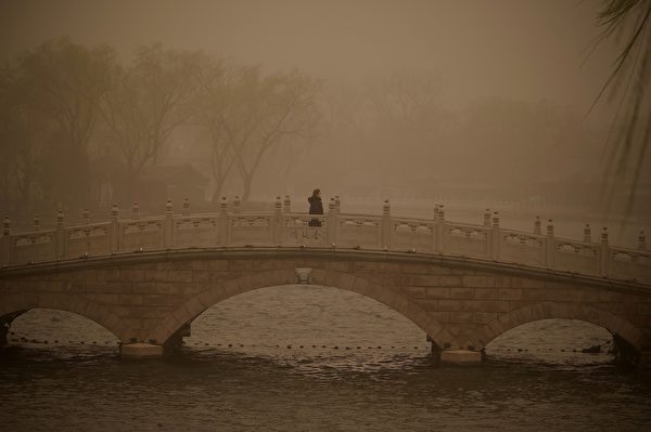 3月15日，北京市出现沙尘暴，满天黄沙、遮天蔽日。图为3月15日北京后海的情况。（NOEL CELIS/AFP via Getty Images）