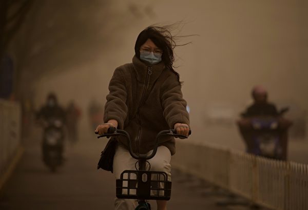 今天（3月15日），北京市被漫天黄沙笼罩，空气污染已达严重污染水平。图为3月15日北京市街头。（NOEL CELIS/AFP via Getty Images）
