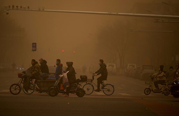 3月15日，北京市出现沙尘暴，满天黄沙、遮天蔽日。图为3月15日北京市的情况。（NOEL CELIS/AFP via Getty Images）
