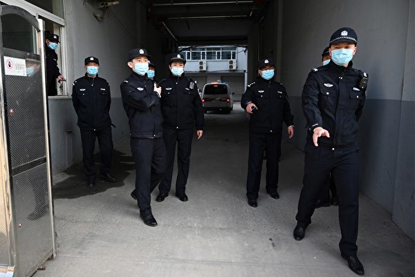 3月19日，加拿大公民斯帕沃爾（Michael Spavor）案件在遼寧丹東中級法院開審。圖為法院處的中共警察。（NOEL CELIS/AFP via Getty Image）